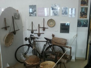 Un'antica bicicletta e altri attrezzi domestici