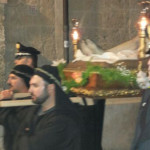 Il comandante dei carabinieri e quello della finanza a reggere i cordoni anteriori della statua di Cristo Morto