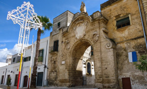 La Porta degli Ebrei e una parte delle luminarie per la festa di San Francesco di Paola, foto: Tonino Carbone