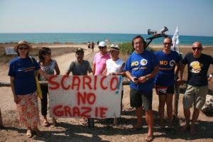 Una precedente manifestazione contro lo scarico a mare, foto www.manduriaoggi.it