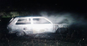 Un'immagine dell'auto incendiata, foto www.brindisioggi.it