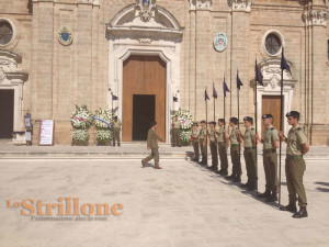 Il picchetto d'onore dei commilitoni di Massimiliano nel giorno dei suoi funerali 