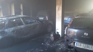 Il garage in cui è divampato l'incendio questa mattina, foto: www.brindisioggi.it