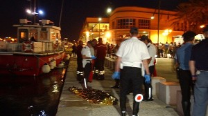 Il cadavere appena ripescato nel porto interno di Brindisi, foto: www.brindisioggi.it