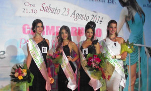 Da sinistra: Nadia Miccoli di  Brindisi (Miss Flashback); Giada Resta di Francavilla (Miss Sorriso), Sofia Vantaggio di Morciano di Leuca (Miss Glamour); Sara Papadia di Valenzano (Miss Fashion) 