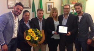 La campionessa di equitazione Alessandra Delli Santi e il campione Pierpaolo Rimini premiati assieme ai genitori dal sindaco Maurizio Bruno e dall'assessore Nicola Cavallo