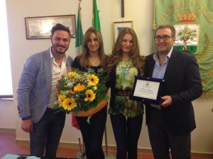 Carmen Caramia premiata assieme alla madre dal sindaco Maurizio Bruno e dall'assessore Nicola Cavallo