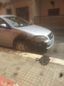 L'auto incendiata in via Pacuvio, angolo via Tito Livio