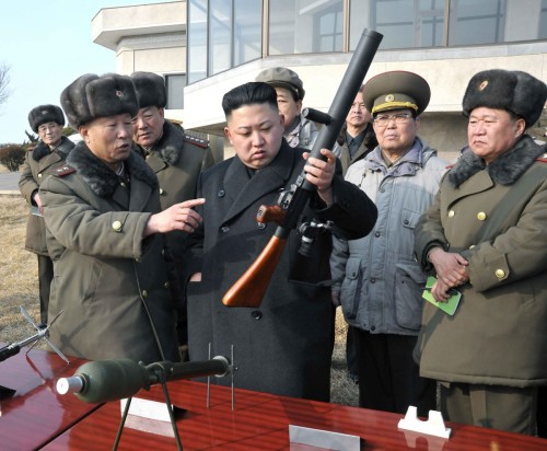 Il Caro leader della Corea del Nord Kim Jong Un prepara con i generali il piano d'attacco contro Francavilla Fontana