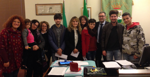 Il sindaco Maurizio Bruno e gli assessori Annamaria Padula e Maria Rizzo con gli studenti che il 27 gennaio partiranno sul treno della memoria