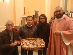 Alcuni dei responsabili dell'associazione al termine della tradizione messa natalizia per ricordare i propri cari, con don Domenico Spina