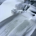Centimetri e centimetri di ghiaccio sulle auto parcheggiate in strada