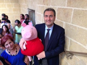 Maurizio Bruno, appena eletto sindaco, con la sua mascotte Peppa Pig