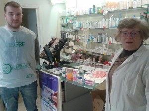 La dottoressa Silvana Antoncecchi con il delegato Grf nella sua farmacia, a Oria
