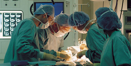 intervento chirurgico medici sala operatoria