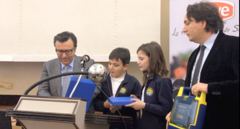 L'amministratore delegato di Soave Mimmo Bianco consegna il defibrillatore al dirigente scolastico Roberto Cennoma - Era il dicembre 2014