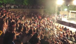 L'anfiteatro della villa comunale di Francavilla gremito durante un concerto, foto di repertorio