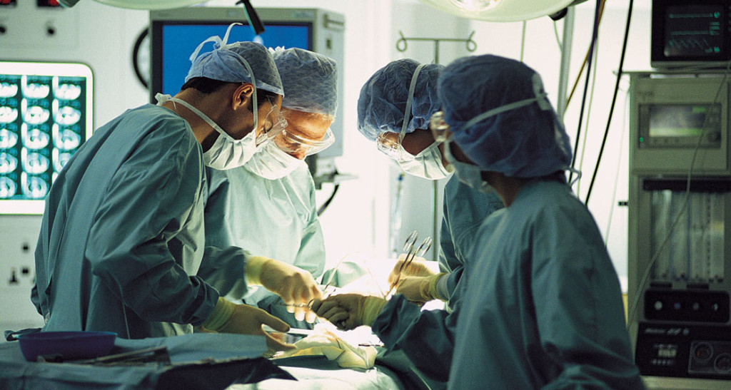 operazione intervento sala operatoria medici chirughi