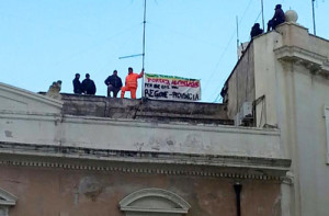 Dipendenti della Provincia sul tetto minacciano di lanciarsi giù