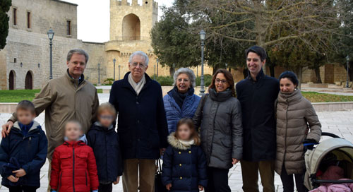 Foto-ricordo per il prof Monti e famiglia - Foto: Oronzo Urso