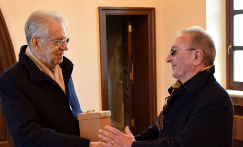Il professor Monti riceve in dono da Giuseppe Romanin, proprietario del castello, un "pumo" di Grottaglie
