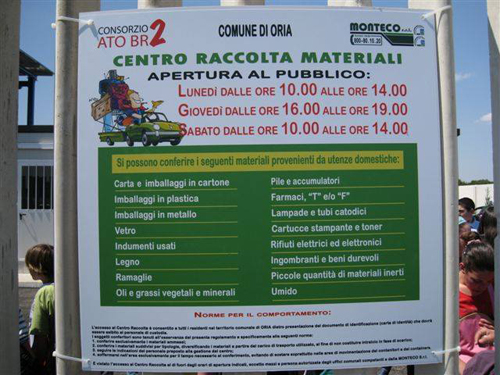 In una foto di oria.info gli orari iniziali del Centro di raccolta materiali Monteco in zona industriale (2010)