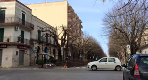 Si può ancora salvare il lato destro (osservando dalla stazione verso via Roma) 