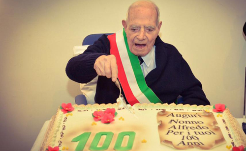 Alfredo Convertini taglia la torta dei suoi primi 100 anni