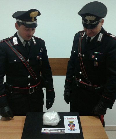 Foto carabinieri con droga arresto Torchiarolo