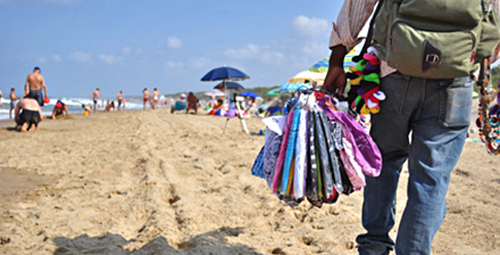 Venditore ambulante in spiaggia