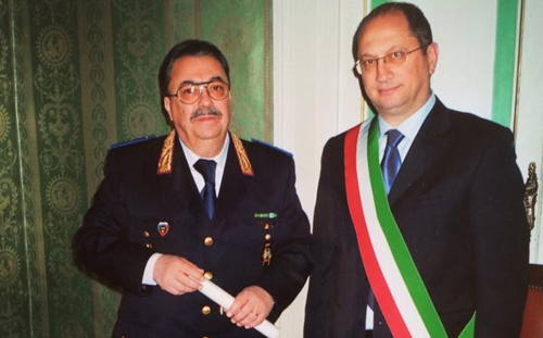 2 Giugno 2007, Prefettura di Brindisi: il capitano Emilio Dell'Aquila è insignito del titolo di Cavaliere al Merito della Repubblica. Ad accompagnarlo il sindaco di allora e di oggi Cosimo Ferretti