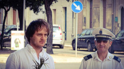 Luigi Galiano insieme con un maresciallo della polizia locale