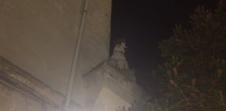 La statua della Madonna della Fontana (nascosta da un albero) in piazza Umberto I