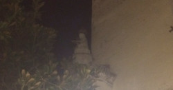 Un altro dettaglio della Madonna della Fontana (nascosta da un albero) in piazza Umberto I