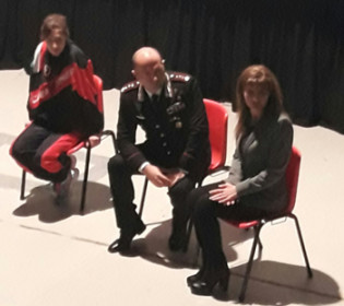 Da sinistra: Noemi Stella, il colonnello Conforti e la dirigente scolastica del "Lilla" Gianfranca Spagnolo