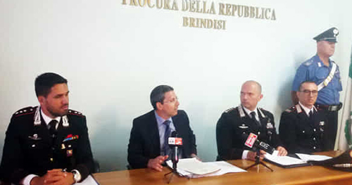 Raffaele Casto, sostituto procuratore anziano reggente la Procura di Brindisi, illustra i risultati dell'inchiesta nel corso della conferenza stampa (foto: www.brindisireport.it) 