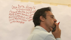 Fedele Congedo traccia delle mappe concettuali durante la conferenza di presentazione del progetto