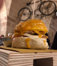 A Francavilla come negli Usa: maxi hamburger ricoperto di formaggio cheddar 