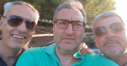 Il sindaco Maurizio Bruno, al mare, con i "compagni" di sempre: Marcello Cafueri e Tommaso Resta