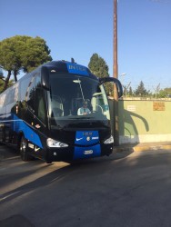 L'uscita del bus dell'Inter dall'aeroporto militare di Brindisi