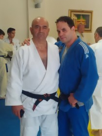 Il maestro Milone (in blu) con il maestro Agostino Alimonti