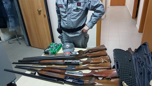 forestale carabinieri fucili da caccia sequestro