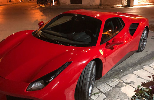 La Ferrari F458 parcheggiata fuori dal ristorante